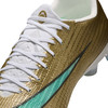 Goldene Fußballschuhe mit weißen Schnürsenkeln und türkisfarbenem Nike-Logo.