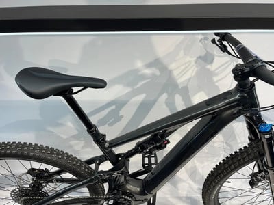 Ein schwarzes Mountainbike mit Federung und Scheibenbremsen. Ein schwarzes Mountainbike mit Federung und Scheibenbremsen.