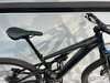 Ein schwarzes Mountainbike mit Federung und Scheibenbremsen.