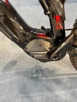 Rahmendetail eines E-Bikes mit sichtbarem Shimano-Motor und CAT-Logo. Rahmendetail eines E-Bikes mit sichtbarem Shimano-Motor und CAT-Logo.