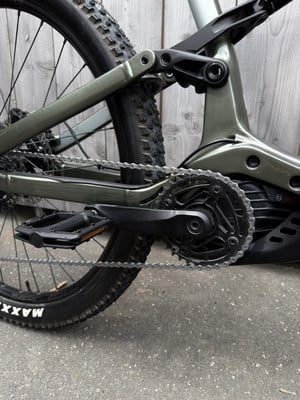 Detail des Hinterrads eines E-Mountainbikes mit Kette und Pedal. Detail des Hinterrads eines E-Mountainbikes mit Kette und Pedal.