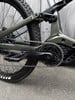 Detail des Hinterrads eines E-Mountainbikes mit Kette und Pedal.