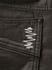 Detail einer Naht an dunklen Hosen mit weißem EKG-Muster.