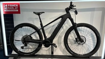 Schwarzes Cube Mountainbike E-Bike mit Federung und breiten Reifen.