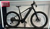 Schwarzes Cube Mountainbike E-Bike mit Federung und breiten Reifen.