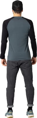 Mann von hinten in Langarmshirt, Jeans und Kappe. Mann von hinten in Langarmshirt, Jeans und Kappe.