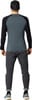Mann von hinten in Langarmshirt, Jeans und Kappe.