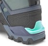 Detail der Sohle und Ferse eines Wanderschuhs mit Textilobermaterial und Plastikelementen.