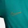 Grünes Nike-Shirt mit einem orangefarbenen Swoosh-Logo auf der Brust.