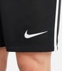 Schwarze Nike Shorts mit weißem Logo und Seitenstreifen.