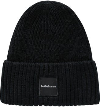 Schwarze Rippstrickmütze mit Peak Performance Logo vorne.