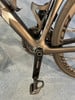Detail eines Rennradrahmens mit Shimano 105 Kurbeln und Pedalen.