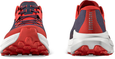 Vorder- und Rückansicht von roten und dunkelblauen Trailrunning-Schuhen. Vorder- und Rückansicht von roten und dunkelblauen Trailrunning-Schuhen.