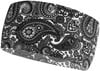 Ein schwarz-weißes Stirnband mit Paisley-Muster und PAC-Logo.