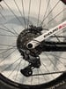 Shimano Deore Schaltwerk an einem Mountainbike mit der Aufschrift Enduro 2.0.