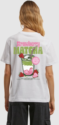 Damen-T-Shirt mit Erdbeer-Matcha-Drink-Aufdruck und Schriftzug. Damen-T-Shirt mit Erdbeer-Matcha-Drink-Aufdruck und Schriftzug.