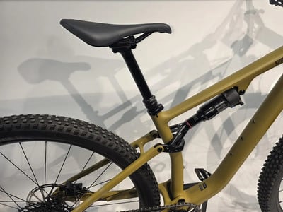 Ein gelbes Mountainbike mit Federung und schwarzem Sattel vor weißem Hintergrund. Ein gelbes Mountainbike mit Federung und schwarzem Sattel vor weißem Hintergrund.