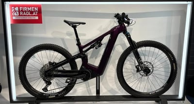 Lila E-Bike mit Federung und Aufschrift auf dem Ständer. Lila E-Bike mit Federung und Aufschrift auf dem Ständer.