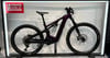Lila E-Bike mit Federung und Aufschrift auf dem Ständer.