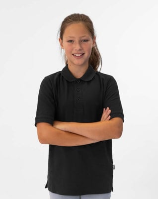 Ein junges Mädchen in einem schwarzen Poloshirt mit verschränkten Armen. Ein junges Mädchen in einem schwarzen Poloshirt mit verschränkten Armen.