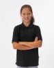 Ein junges Mädchen in einem schwarzen Poloshirt mit verschränkten Armen.