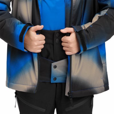 Ein Mann schließt seine Jacke und trägt ein blaues Hemd und eine schwarze Hose.