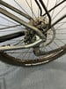 Detail eines Fahrrad-Hinterrads mit Kassette und Kette.