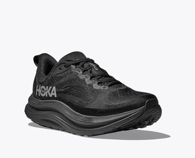 Černá běžecká bota Hoka s výraznou podrážkou a logem na boku. Černá běžecká bota Hoka s výraznou podrážkou a logem na boku.