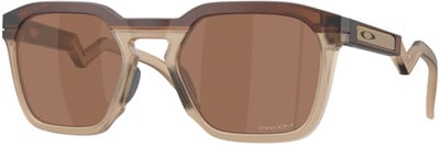Braune Oakley-Sonnenbrille mit modernem Design und braunen Gläsern. Braune Oakley-Sonnenbrille mit modernem Design und braunen Gläsern.
