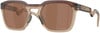 Braune Oakley-Sonnenbrille mit modernem Design und braunen Gläsern.