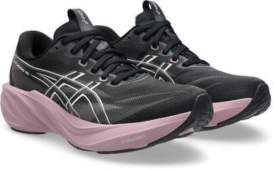 Schwarze Asics Laufschuhe mit rosa Sohle und weißen Streifen.