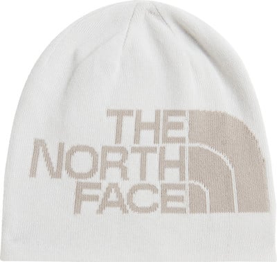 Eine weiße Mütze mit beige The North Face Logo vorne. Eine weiße Mütze mit beige The North Face Logo vorne.
