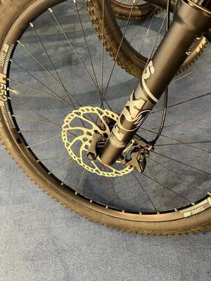 Vorderrad eines Mountainbikes mit Scheibenbremse und Federgabel. Vorderrad eines Mountainbikes mit Scheibenbremse und Federgabel.