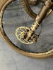 Vorderrad eines Mountainbikes mit Scheibenbremse und Federgabel.