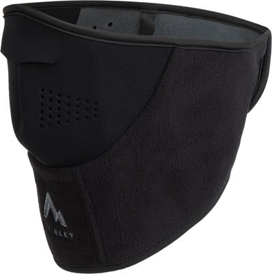 Schwarze Fleece-Gesichtsmaske mit Atemlöchern und Logo. Schwarze Fleece-Gesichtsmaske mit Atemlöchern und Logo.