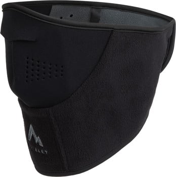 Schwarze Fleece-Gesichtsmaske mit Atemlöchern und Logo.