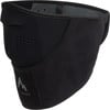 Schwarze Fleece-Gesichtsmaske mit Atemlöchern und Logo.