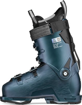Ein blauer Herren-Skischuh mit schwarzen Schnallen und verstellbarem Riemen. Ein blauer Herren-Skischuh mit schwarzen Schnallen und verstellbarem Riemen.