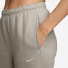 Detail einer Damen-Jogginghose mit Nike-Logo und Tasche.