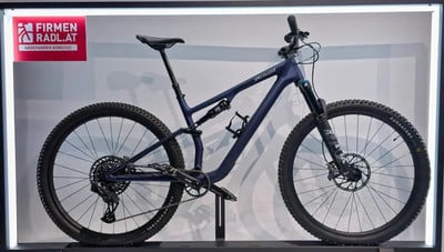 Ein dunkelblaues Specialized Fullsuspension-Mountainbike mit Fox-Federung.