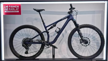 Ein dunkelblaues Specialized Fullsuspension-Mountainbike mit Fox-Federung.