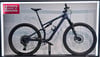 Ein dunkelblaues Specialized Fullsuspension-Mountainbike mit Fox-Federung.