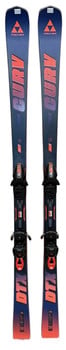 Fischer Fury Skier mit Bindung, dunkelblau mit oranger Schrift.