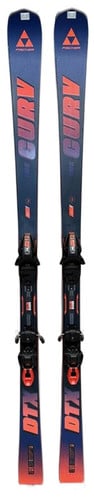 Fischer Fury Skier mit Bindung, dunkelblau mit oranger Schrift.