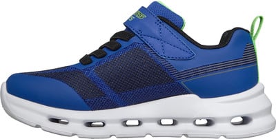 Blauer Kinderschuh mit Klettverschluss und grünen Akzenten. Blauer Kinderschuh mit Klettverschluss und grünen Akzenten.