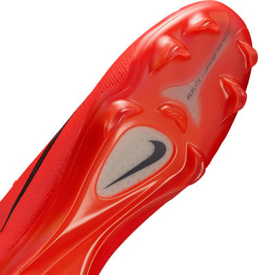 Fußballschuhsohle von Nike mit Stollen und Nike-Logo. Fußballschuhsohle von Nike mit Stollen und Nike-Logo.