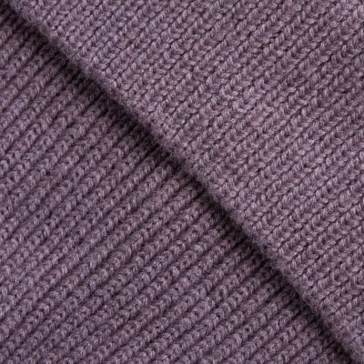 Detail eines violetten Strickstoffs mit diagonalem Muster. Detail eines violetten Strickstoffs mit diagonalem Muster.