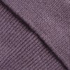 Detail eines violetten Strickstoffs mit diagonalem Muster.