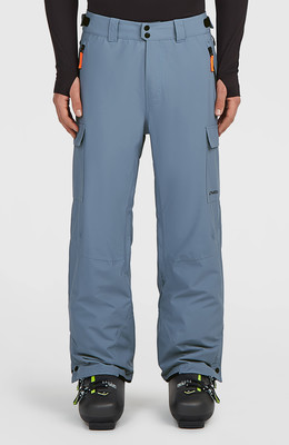 Blaue Cargohose mit orangefarbenen Details und Skischuhen. Blaue Cargohose mit orangefarbenen Details und Skischuhen.