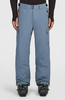 Blaue Cargohose mit orangefarbenen Details und Skischuhen.